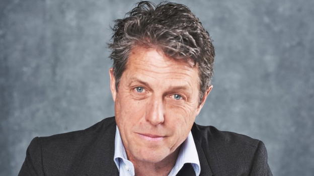 Hugh Grant non sopporta i social media: “Staccherei la spina e basta”