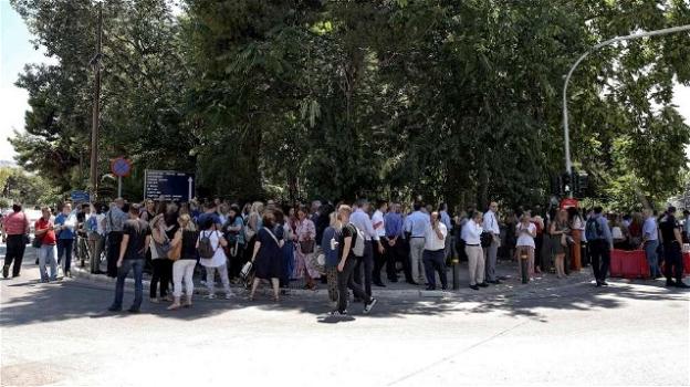 Grecia: scossa di terremoto di magnitudo 5.1 ad Atene. Gente sfollata in strada