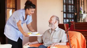 Badante convivente: quanto può fermarsi nell’abitazione in caso di decesso dell’assistito