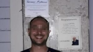 Incidente Jesolo, si scatta un selfie con l’epigrafe di una delle vittime: costretto a lasciare il paese per le minacce