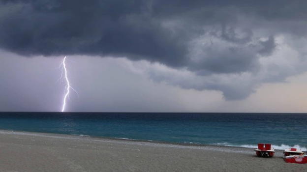 Florida, paura in spiaggia: fulmine colpisce un bagnante, ora in gravi condizioni