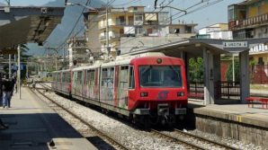 Circumvesuviana, donna tenta il suicidio ma il treno è in ritardo: si salva per miracolo