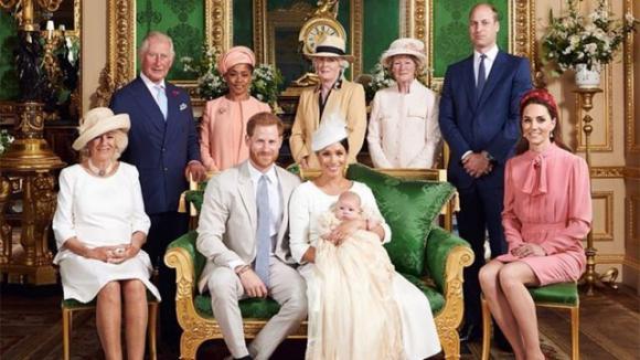 Harry omaggia Lady Diana in occasione del battesimo di Archie: “Per la prima volta c’era anche lei nelle foto”