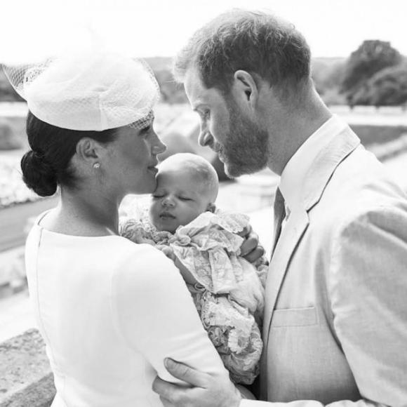 Harry omaggia Lady Diana in occasione del battesimo di Archie: “Per la prima volta c’era anche lei nelle foto”