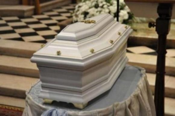Funerali di Ginevra, la bimba di 17 mesi uccisa dal papà: gente impietrita dal dolore. Il nonno: “Spero suo padre viva, deve soffrire”