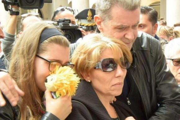 Il piccolo Leonardo, il bimbo morto a Novara: la mamma e il compagno si scambiavano sui cellulari le foto degli abusi