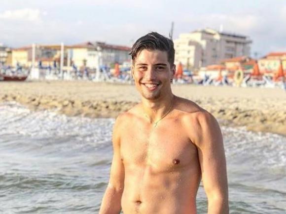 Ad un anno dall’aggressione, Niccolò Bettarini mostra le sue cicatrici: “Tutti noi siamo ferite viventi”