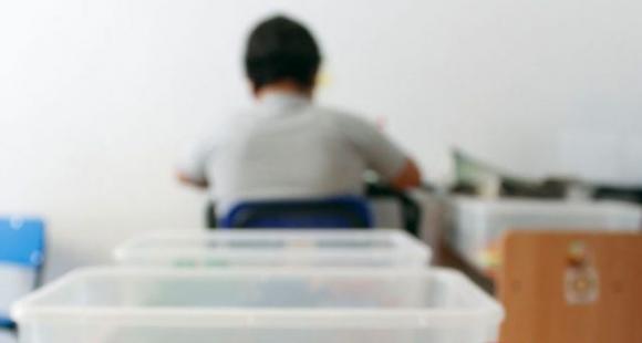 Maltrattamenti choc a scuola, 14enne autistico ripetutamente picchiato e umiliato dall’insegnante di sostegno