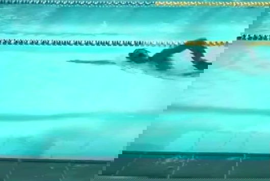 Manuel Bortuzzo torna a nuotare, la rinascita dopo la sparatoria: il video emozionante