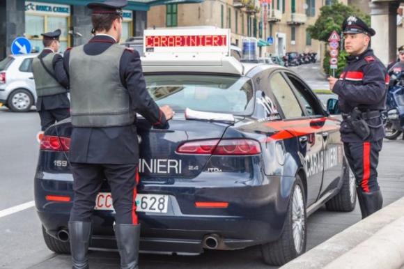 Anziana morde Carabiniere che l’aveva fermata per guida pericolosa: si stava facendo dei selfie