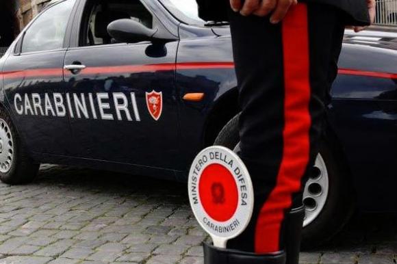Anziana morde Carabiniere che l’aveva fermata per guida pericolosa: si stava facendo dei selfie
