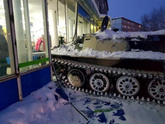 Ruba un carro armato e lo usa per rubare una bottiglia di vino