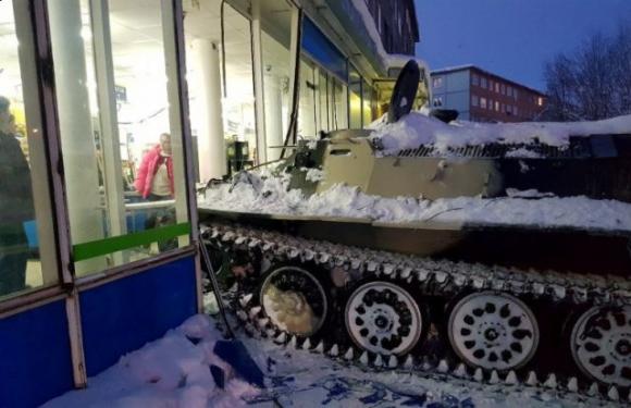 Ruba un carro armato e lo usa per rubare una bottiglia di vino