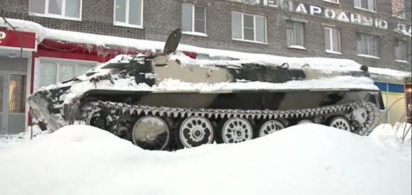 Ruba un carro armato e lo usa per rubare una bottiglia di vino