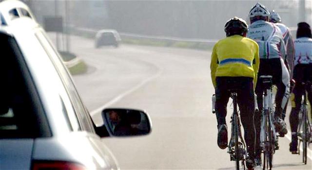 Multa fino a 651 euro per chi sorpassa i ciclisti a meno di 1 metro e mezzo di distanza
