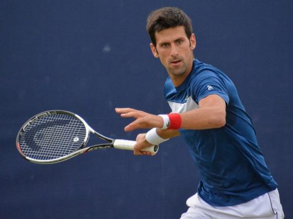 Evade dai domiciliari per vedere la finale Federer-Djokovic al bar