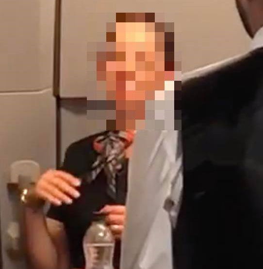 Una passeggera EasyJet è stata cacciata dall’aereo perchè era “troppo scollata”