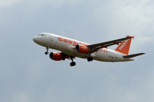 Una passeggera EasyJet è stata cacciata dall’aereo perchè era “troppo scollata”