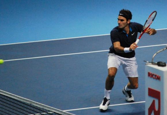 Evade dai domiciliari per vedere la finale Federer-Djokovic al bar
