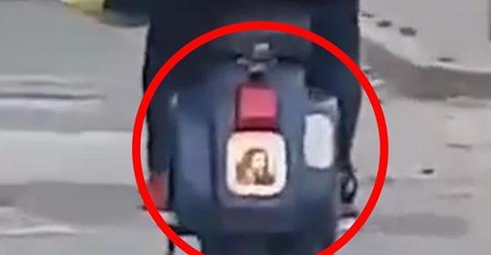 A Napoli una vespa circola con un adesivo di Gesù Cristo al posto della targa