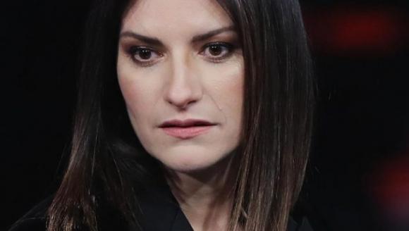 Scandalo di Bibbiano, Laura Pausini si sfoga con i fan: “Sono piena di rabbia nei miei pugni!”