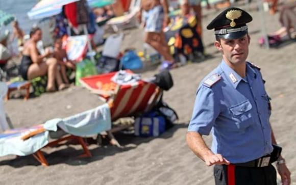 Choc in spiaggia a Roma: due pedofili scattano foto alle bimbe, i bagnanti tentano il linciaggio