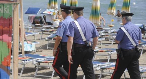 Choc in spiaggia a Roma: due pedofili scattano foto alle bimbe, i bagnanti tentano il linciaggio