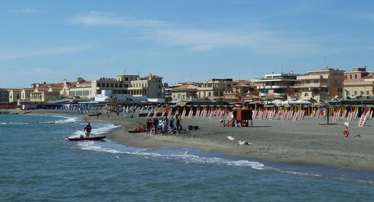 Choc in spiaggia a Roma: due pedofili scattano foto alle bimbe, i bagnanti tentano il linciaggio