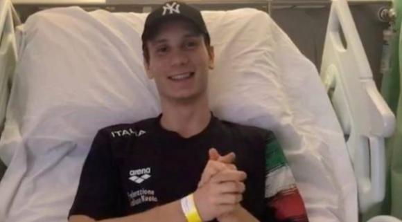 Manuel Bortuzzo torna a nuotare, la rinascita dopo la sparatoria: il video emozionante