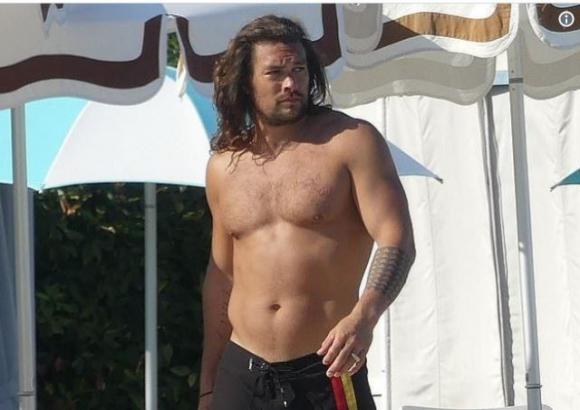 Jason Momoa in vacanza in Italia mette in mostra il suo fisico perfetto