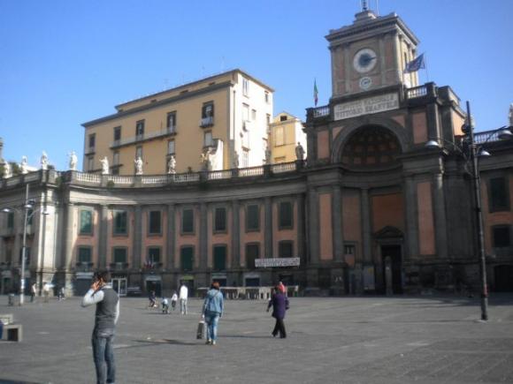 A Napoli una vespa circola con un adesivo di Gesù Cristo al posto della targa