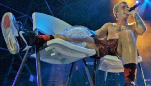 Salmo si infortuna durante il live ma continua a cantare da seduto