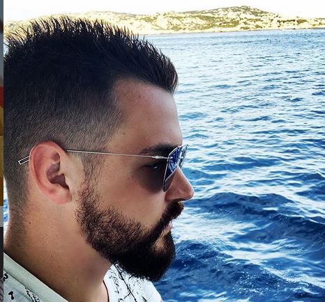 Valerio Scanu scambiato per Marco Carta e insultato: “Vergognati, rubi alla Rinascente”