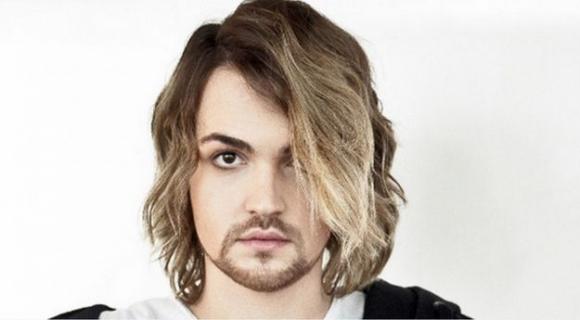 Valerio Scanu scambiato per Marco Carta e insultato: “Vergognati, rubi alla Rinascente”