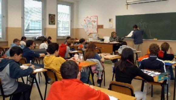 Maltrattamenti choc a scuola, 14enne autistico ripetutamente picchiato e umiliato dall’insegnante di sostegno