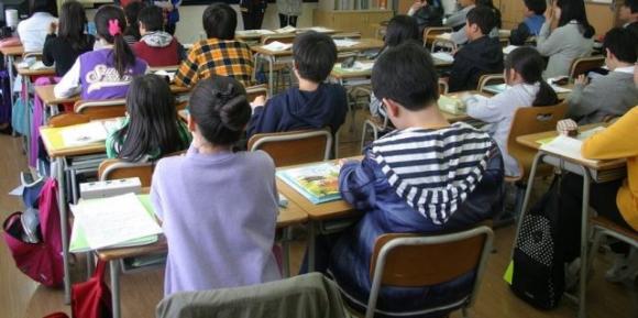 Maltrattamenti choc a scuola, 14enne autistico ripetutamente picchiato e umiliato dall’insegnante di sostegno