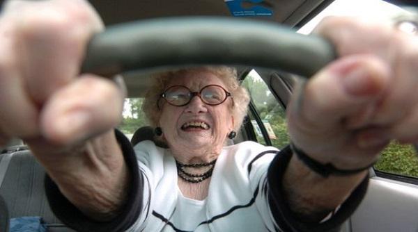 Anziana morde Carabiniere che l’aveva fermata per guida pericolosa: si stava facendo dei selfie