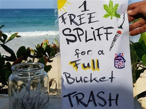 In Giamaica un bagnino regala canne a chi pulisce la spiaggia