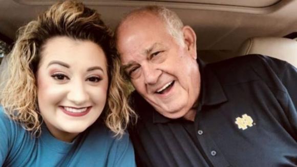 Scambiano suo marito 79enne per suo nonno: ora la 24enne Alexis vuole dei figli da lui