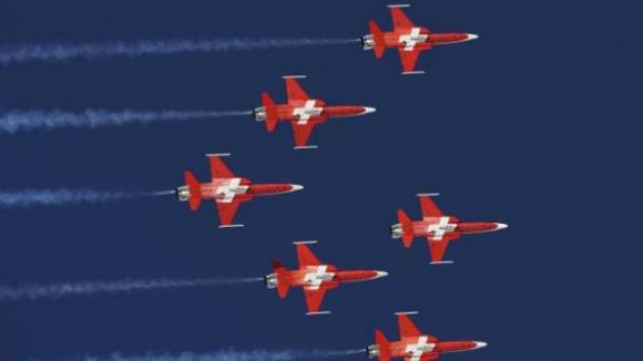 Svizzera, la squadra acrobatica sbaglia festa e sorvola un’altra cittadina
