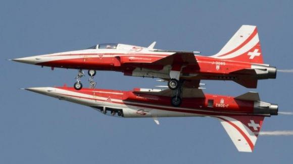 Svizzera, la squadra acrobatica sbaglia festa e sorvola un’altra cittadina