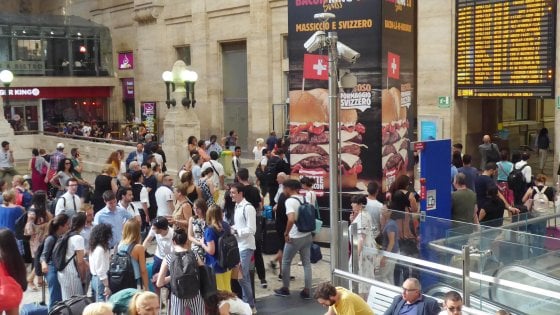 Caos treni: un incendio doloso causa grossi ritardi su tutta la rete ferroviaria italiana