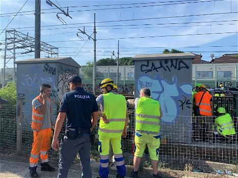 Caos treni: un incendio doloso causa grossi ritardi su tutta la rete ferroviaria italiana
