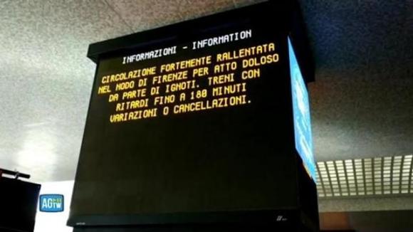 Caos treni: un incendio doloso causa grossi ritardi su tutta la rete ferroviaria italiana