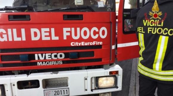 Si cosparge con l’alcol per rinfrescarsi dal caldo, ma parte una scintilla e muore per le ustioni