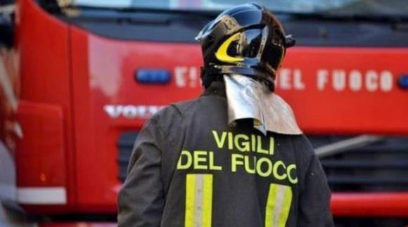 Si cosparge con l’alcol per rinfrescarsi dal caldo, ma parte una scintilla e muore per le ustioni