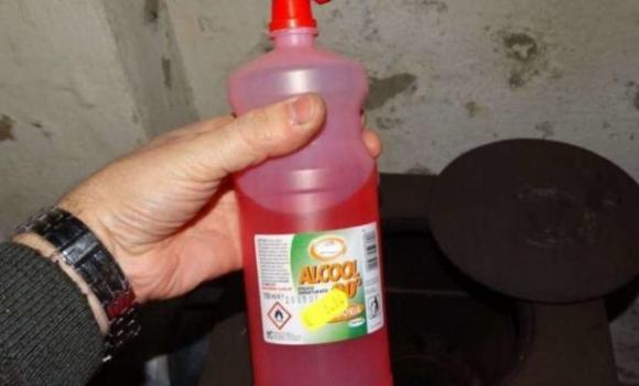 Si cosparge con l’alcol per rinfrescarsi dal caldo, ma parte una scintilla e muore per le ustioni