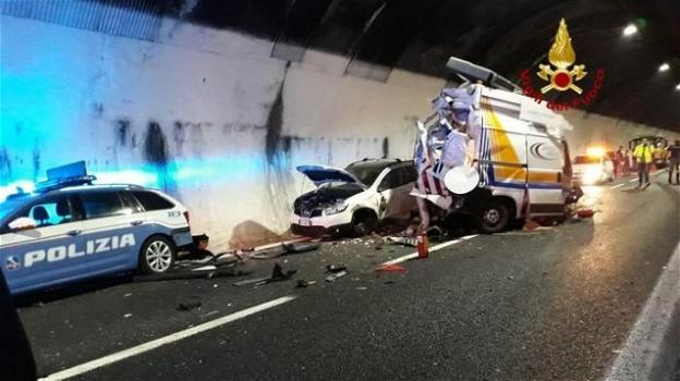 Genova, incidente A12: poliziotti e soccorso stradale travolti da un TIR mentre soccorrevano un’automobilista