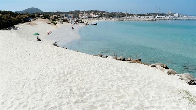 Villasimius, record di furti di sabbia: in quattro mesi i turisti hanno sottratto 800 kg