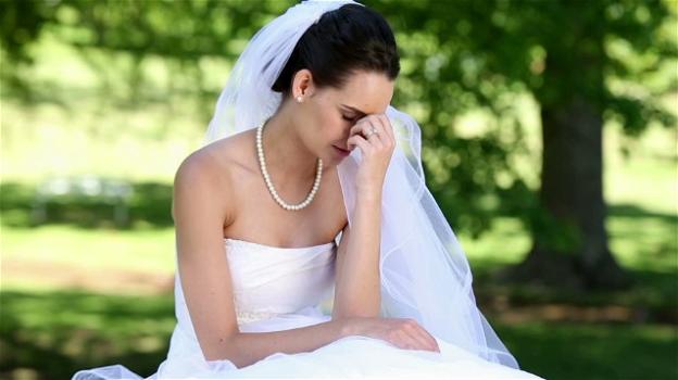 Sposa disperata: un attacco di diarrea rovina il vestito e il giorno più bello della sua vita